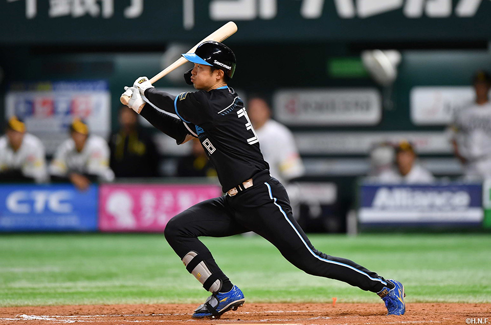 9回表、適時打を放つ石井選手