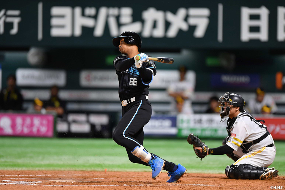 9回表、同点となる内野ゴロを放つ万波選手01