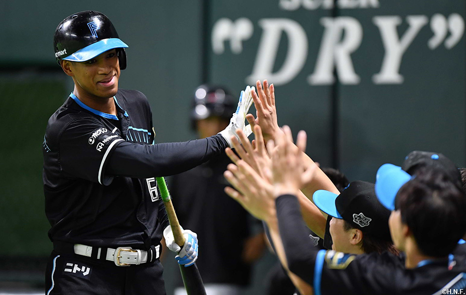 9回表、同点となる内野ゴロを放つ万波選手02