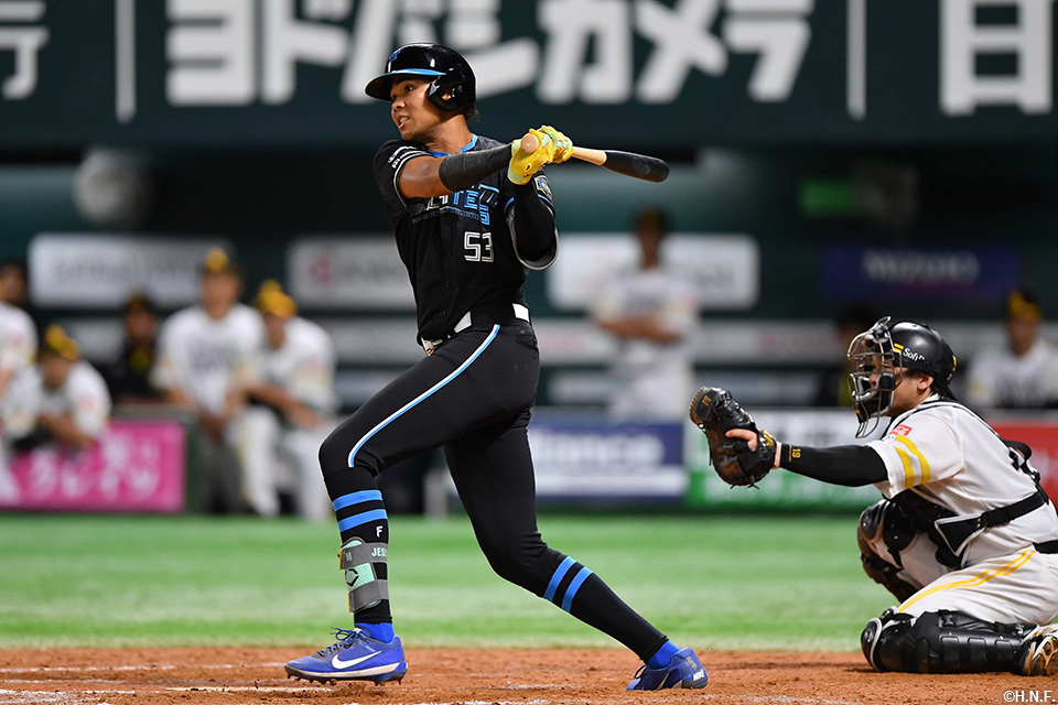 9回表、勝ち越し適時打を放つ水谷選手01