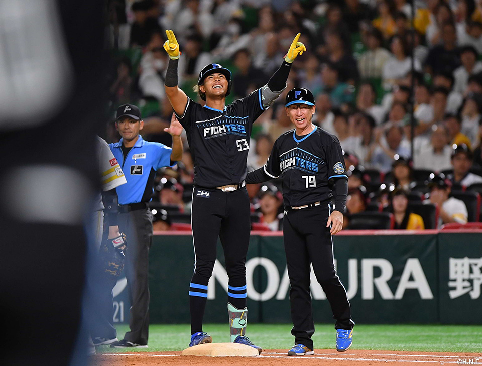 9回表、勝ち越し適時打を放つ水谷選手02