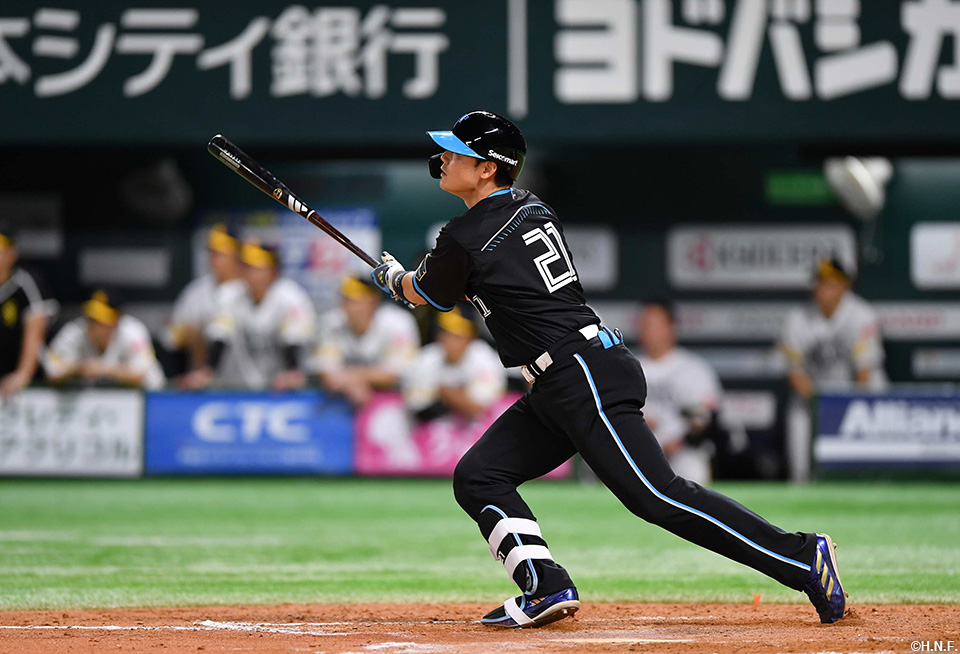 9回表、ライトスタンドへ2ランを放つ清宮選手01