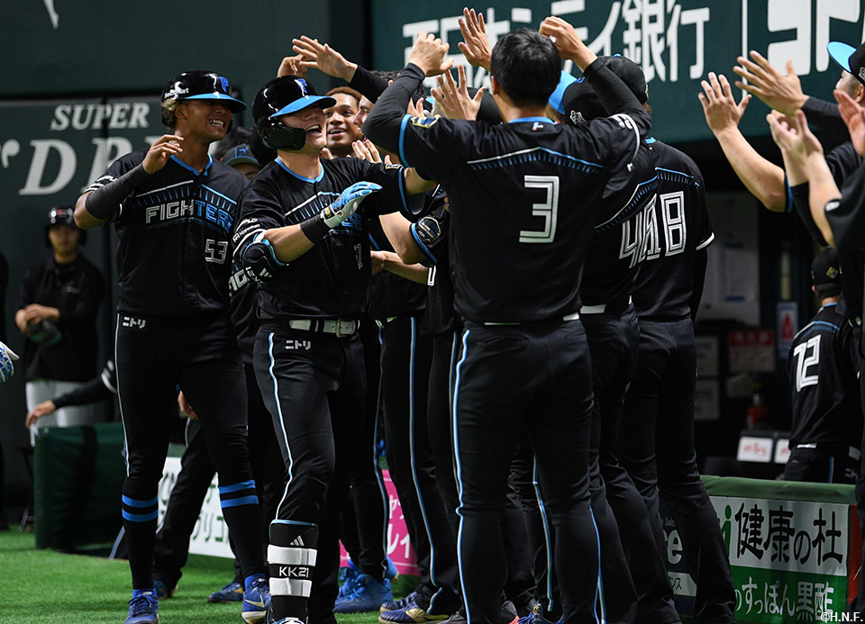 9回表、ライトスタンドへ2ランを放つ清宮選手02