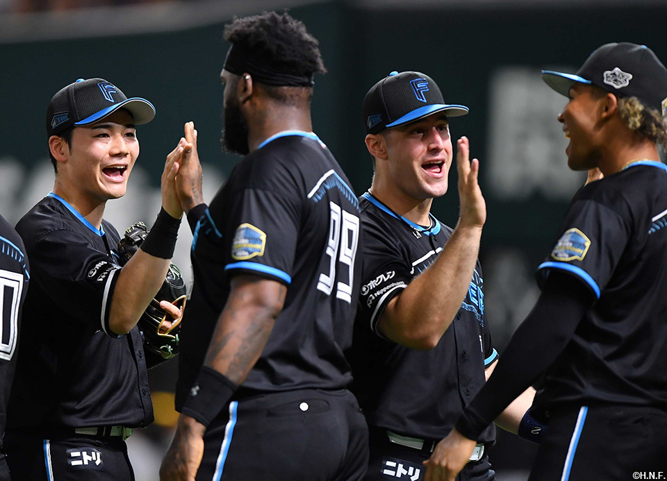 勝利のハイタッチ