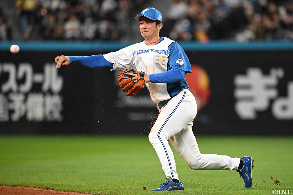 2回表、好守をみせる石井選手01