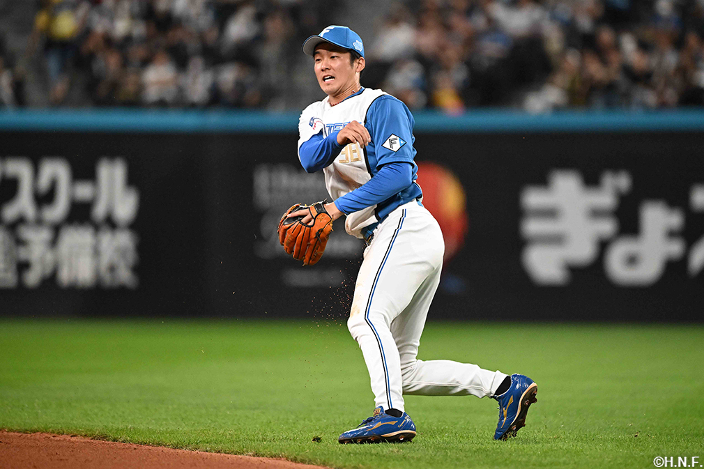 2回表、好守をみせる石井選手02