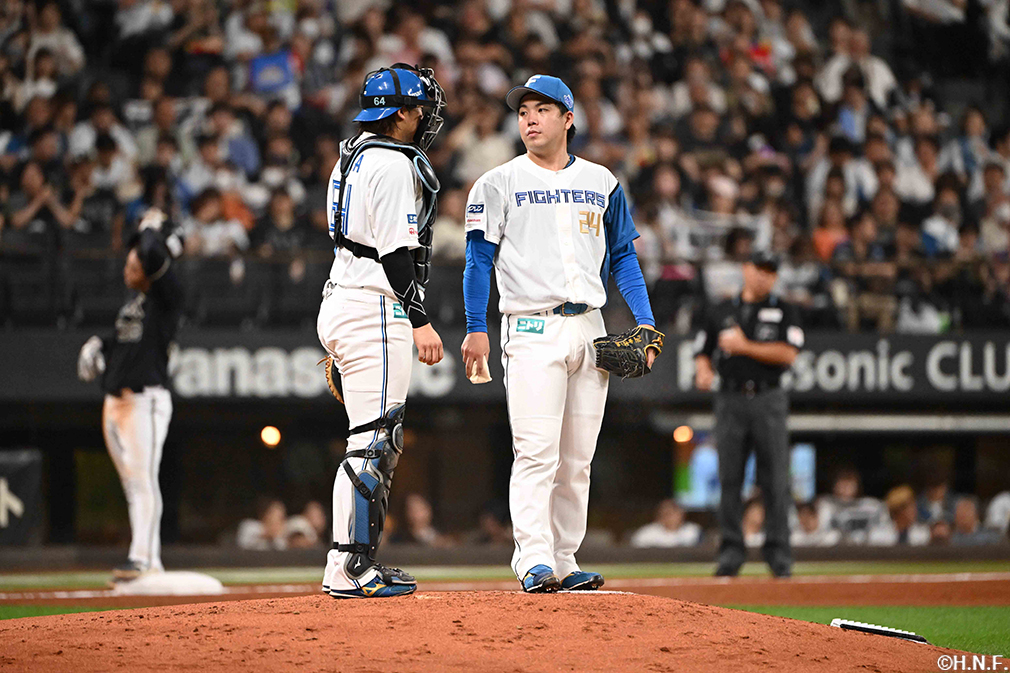 3回表、マウンドに集まる金村投手と田宮選手