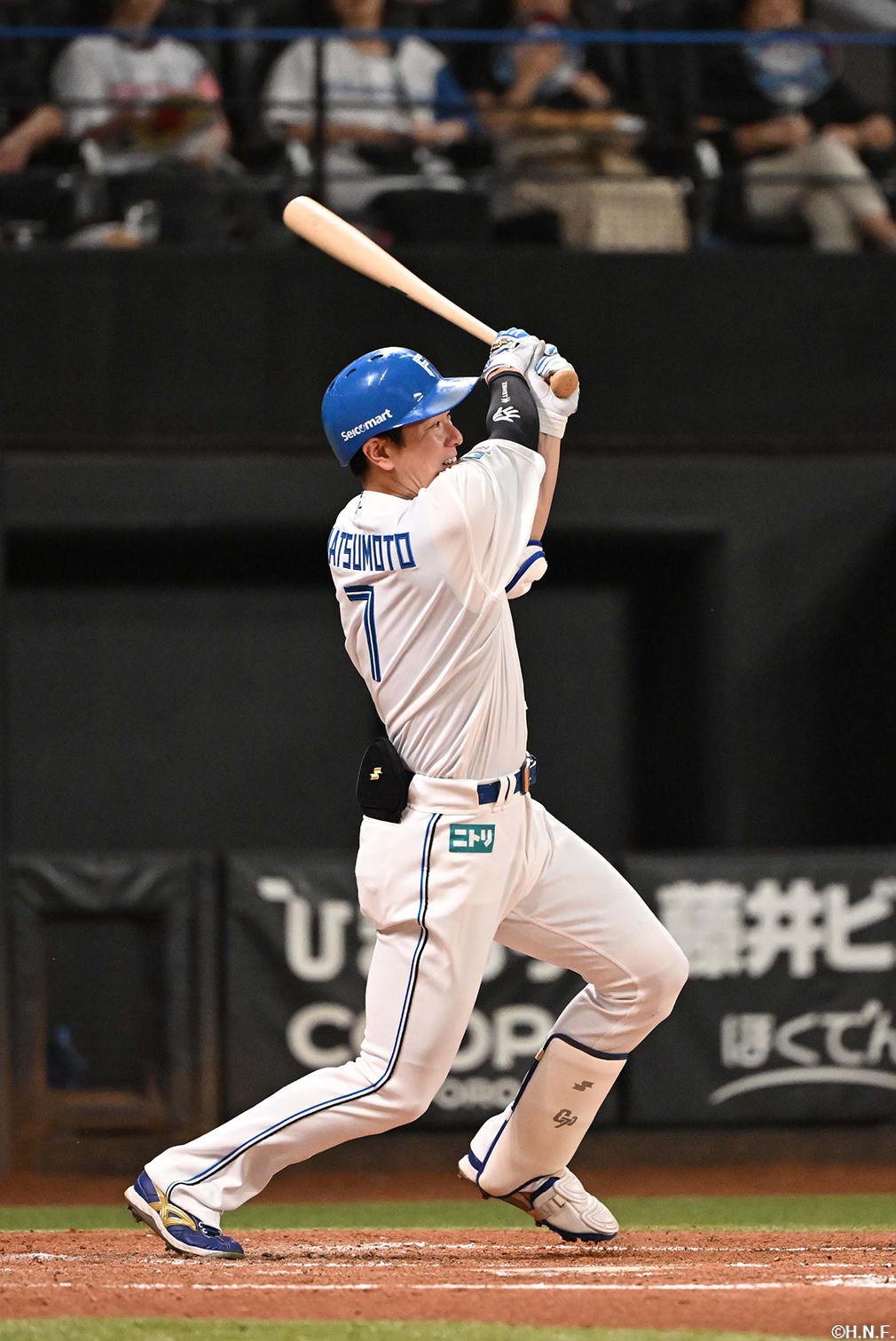 3回裏、レフトへヒットを放つ松本剛選手01