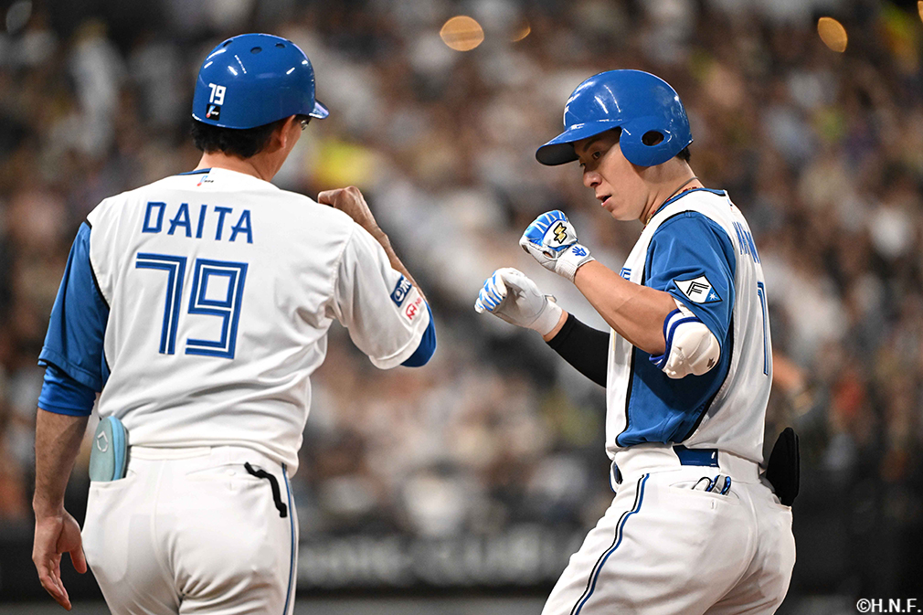 3回裏、レフトへヒットを放つ松本剛選手02