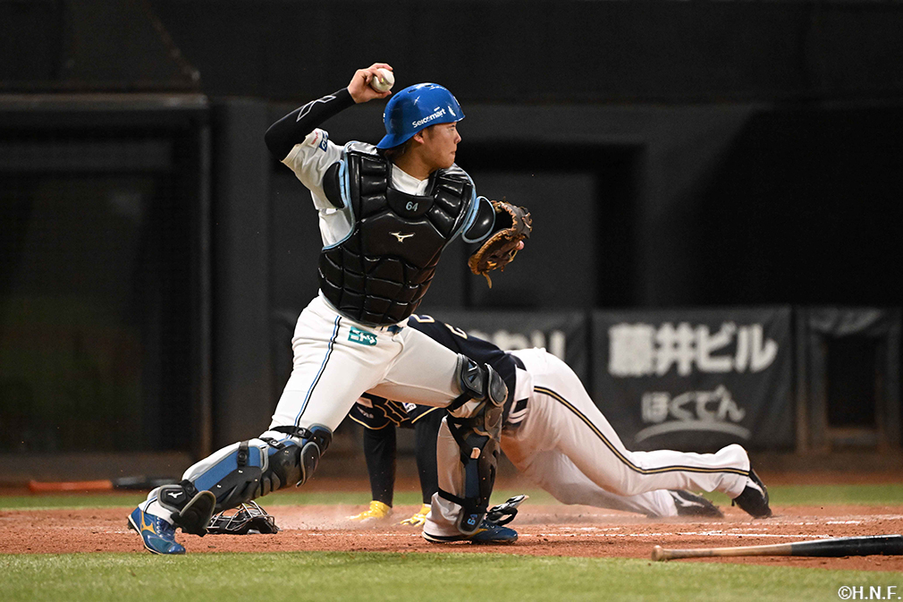 5回表、三塁へ送球する田宮選手