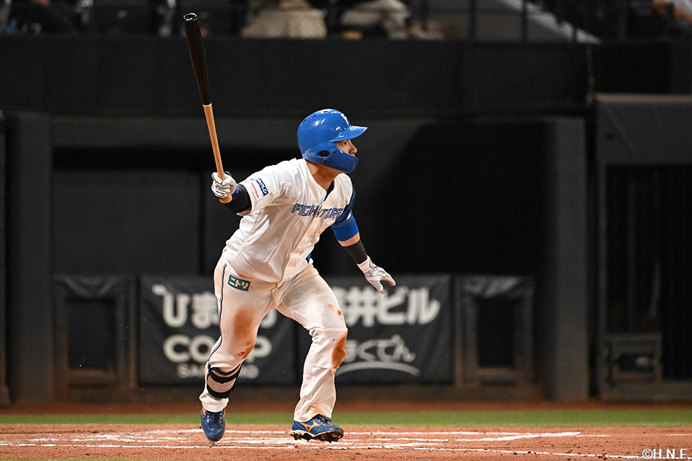 6回裏、センターへヒットを放つ水野選手01