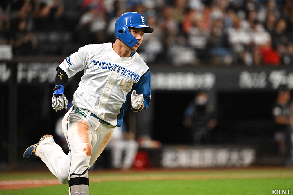 6回裏、センターへヒットを放つ水野選手02