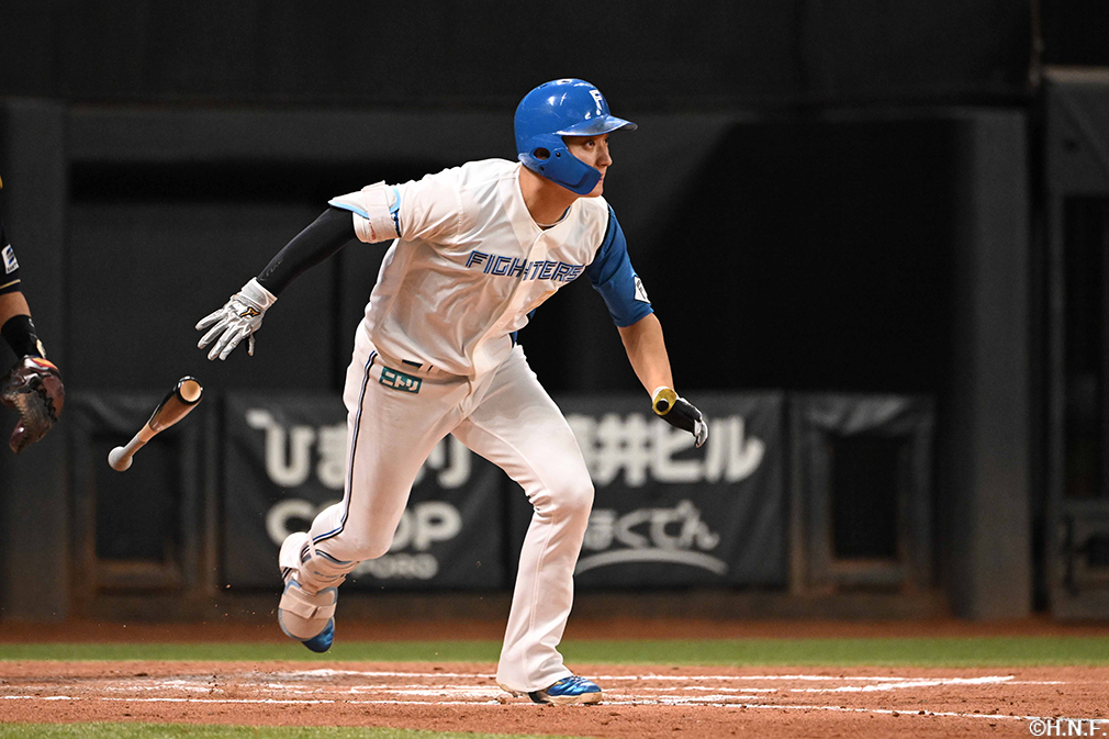 6回裏、センターへ逆転の2点適時打を放つ淺間選手01