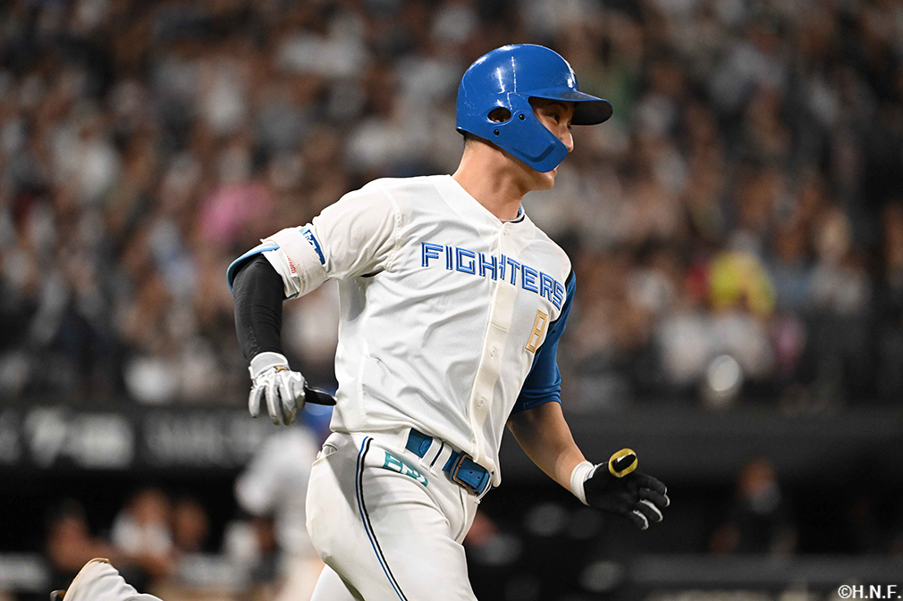6回裏、センターへ逆転の2点適時打を放つ淺間選手02