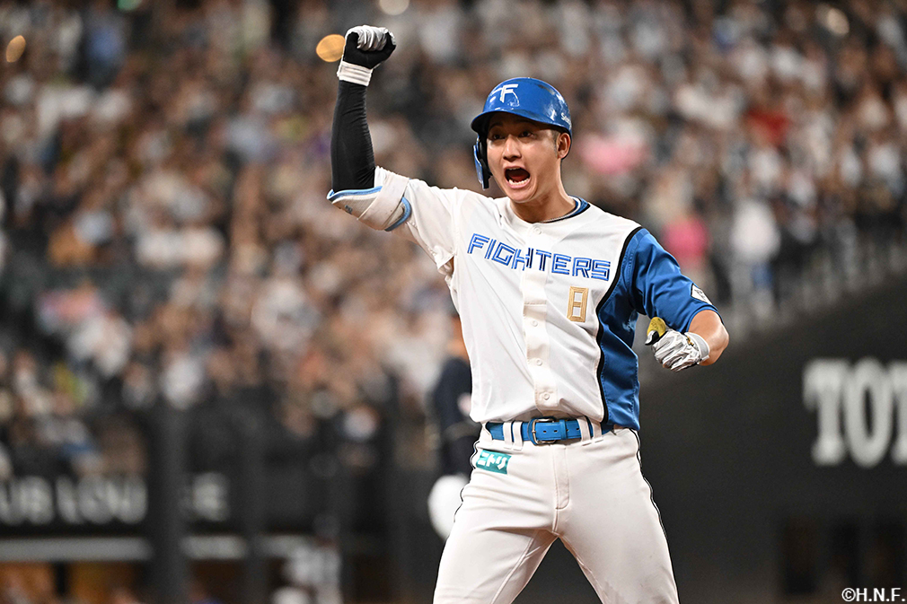 6回裏、センターへ逆転の2点適時打を放つ淺間選手03