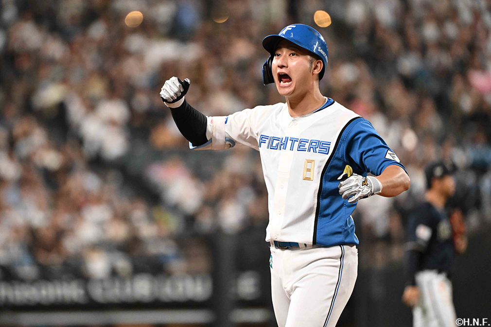 6回裏、センターへ逆転の2点適時打を放つ淺間選手04