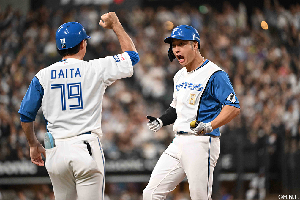 6回裏、センターへ逆転の2点適時打を放つ淺間選手05