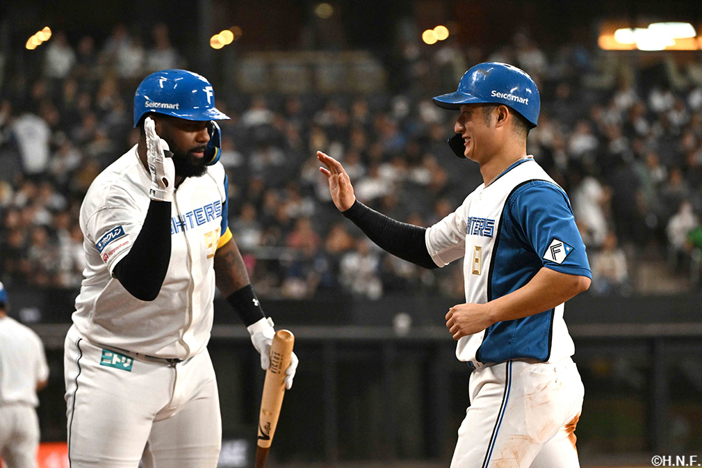 6回裏、センターへ逆転の2点適時打を放つ淺間選手06