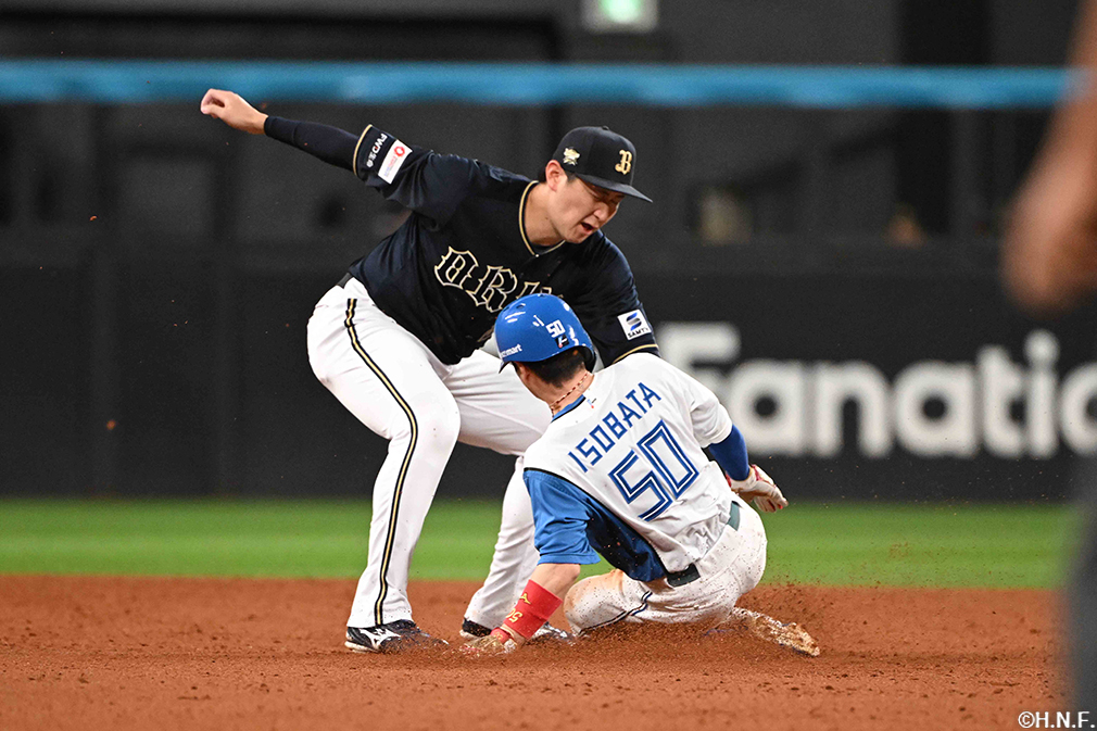 9回裏、盗塁をきめる五十幡選手01