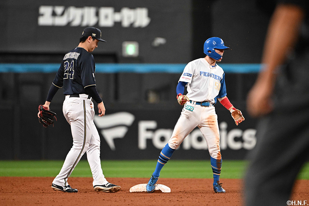 9回裏、盗塁をきめる五十幡選手02