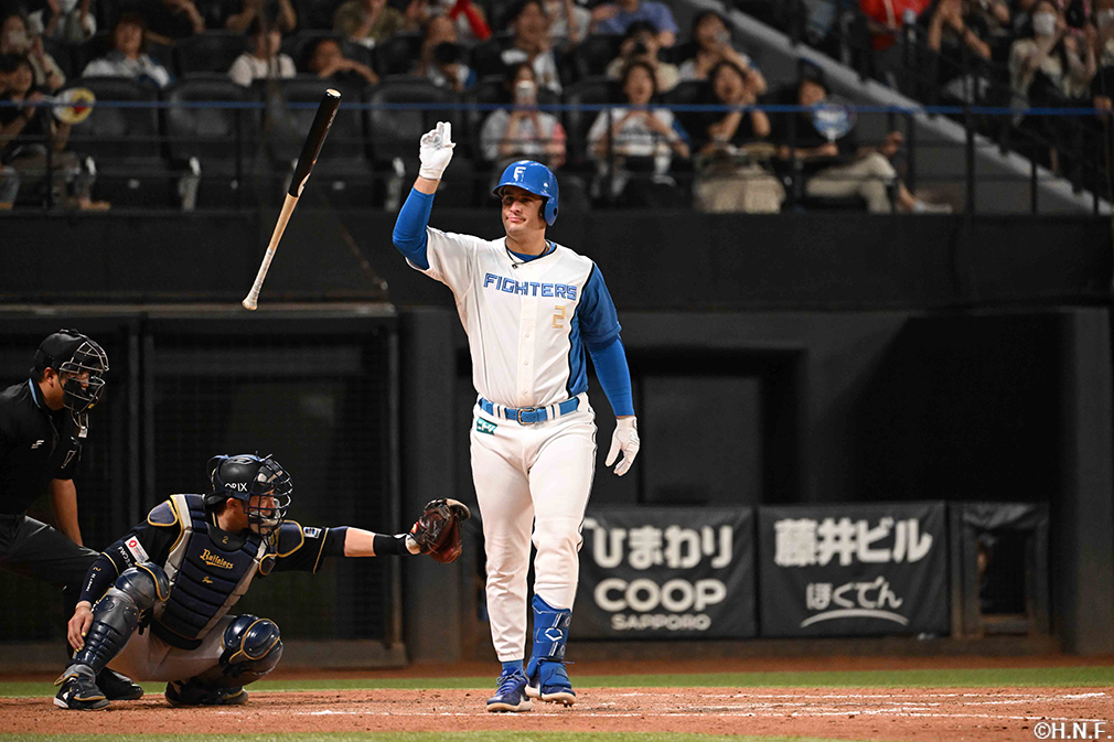 9回裏、サヨナラをきめる押し出し四球を選ぶマルティネス選手