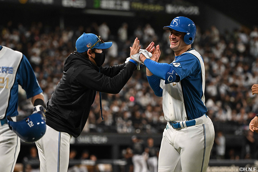 新庄監督とハイタッチをするマルティネス選手