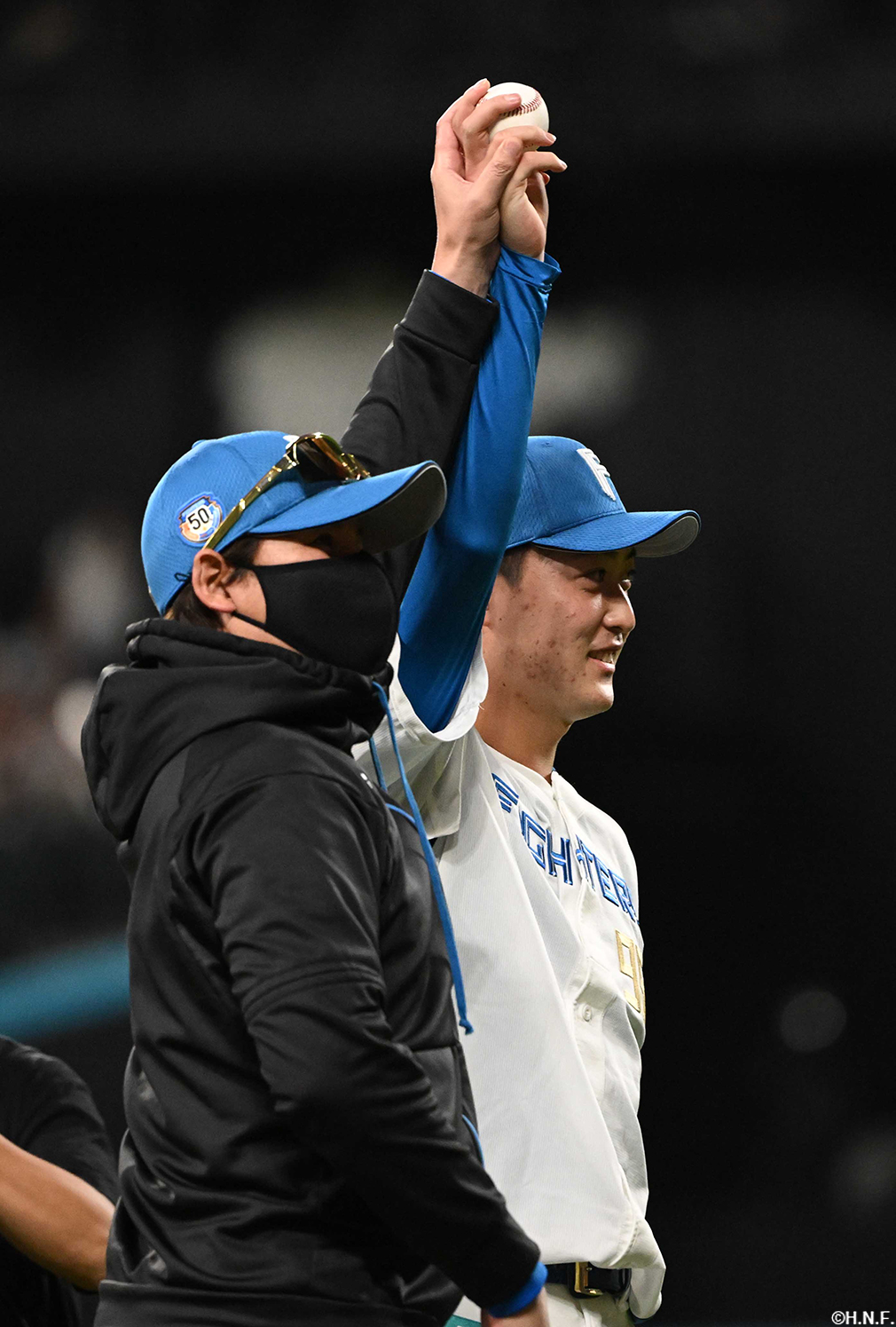 プロ初勝利をあげた柳川投手と新庄監督01