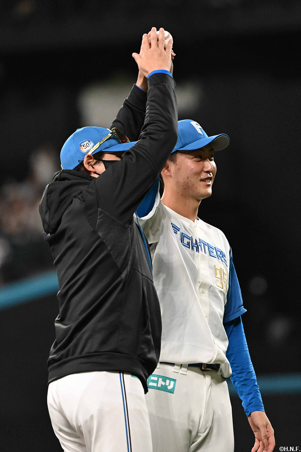 プロ初勝利をあげた柳川投手と新庄監督02