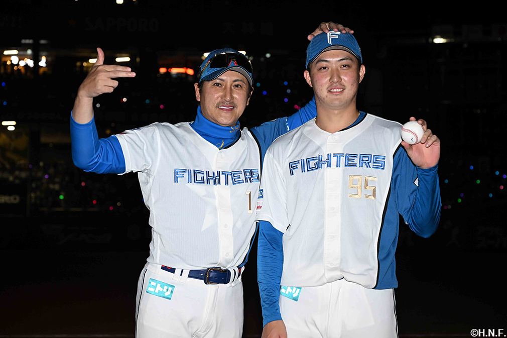 プロ初勝利をあげた柳川投手と新庄監督03