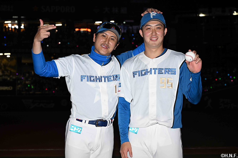 プロ初勝利をあげた柳川投手と新庄監督04