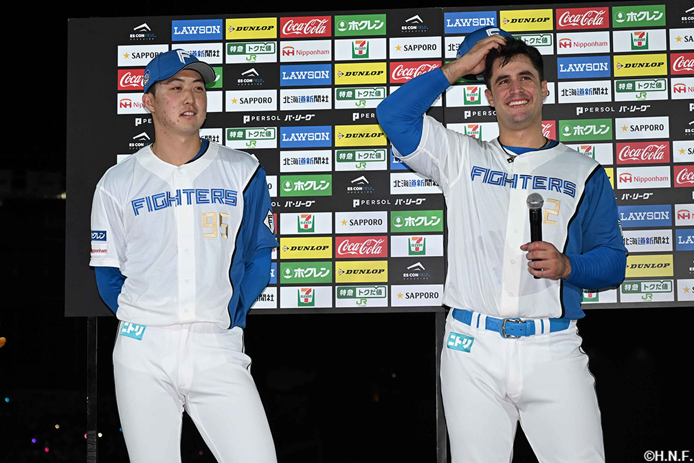 ヒーローの柳川投手とマルティネス選手01