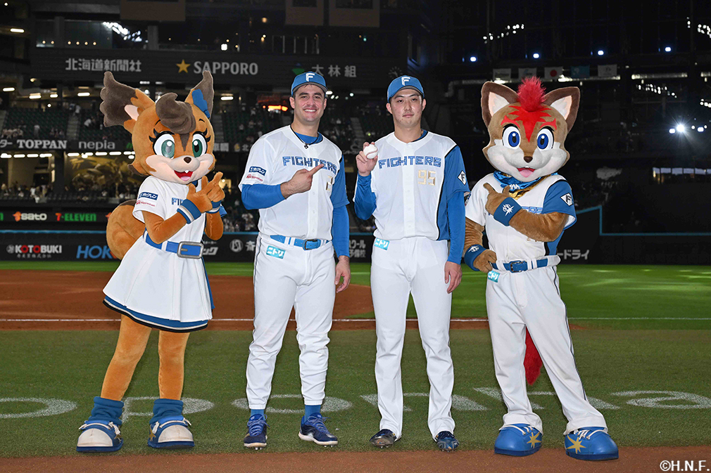 ヒーローの柳川投手とマルティネス選手02