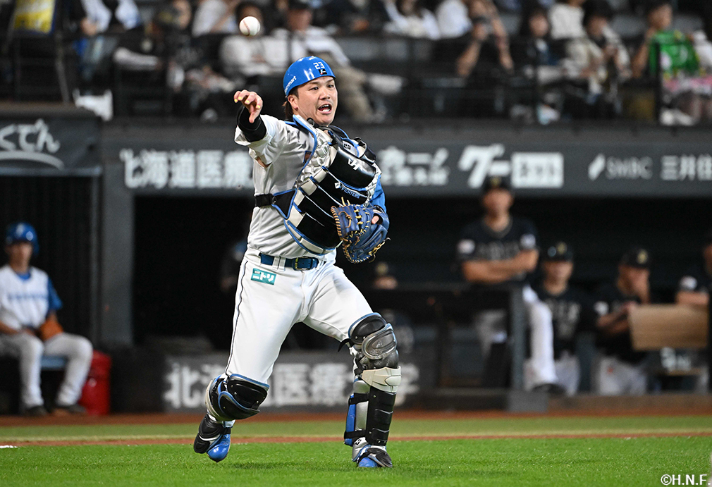 1回表、一塁へ送球する伏見選手