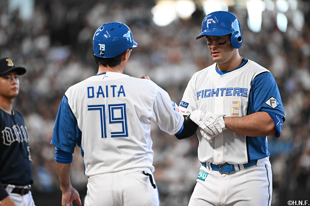 2回裏、センターへヒットを放ったマルティネス選手