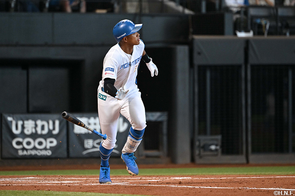 2回裏、センターへ先制適時二塁打を放つ万波選手01