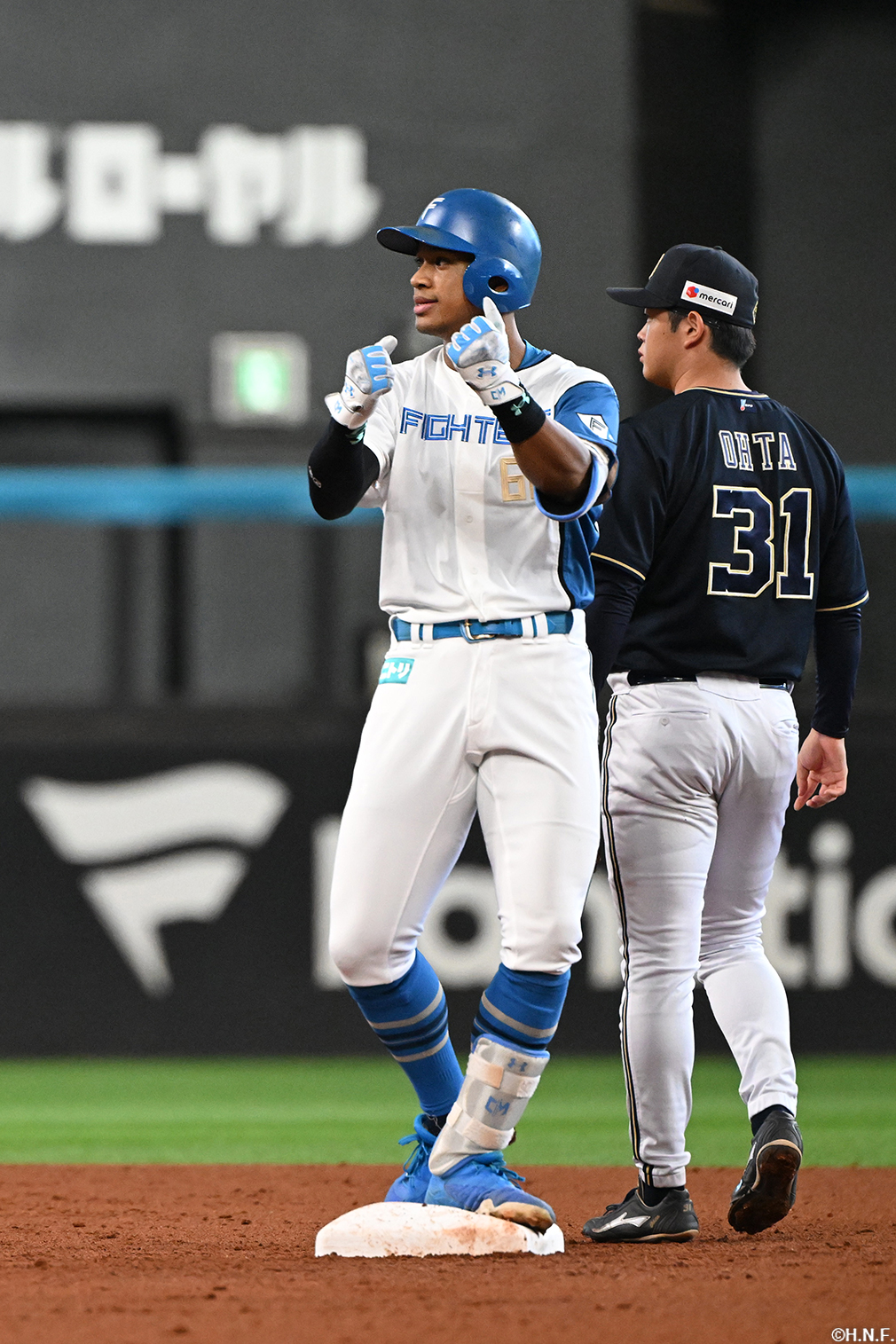 2回裏、センターへ先制適時二塁打を放つ万波選手02