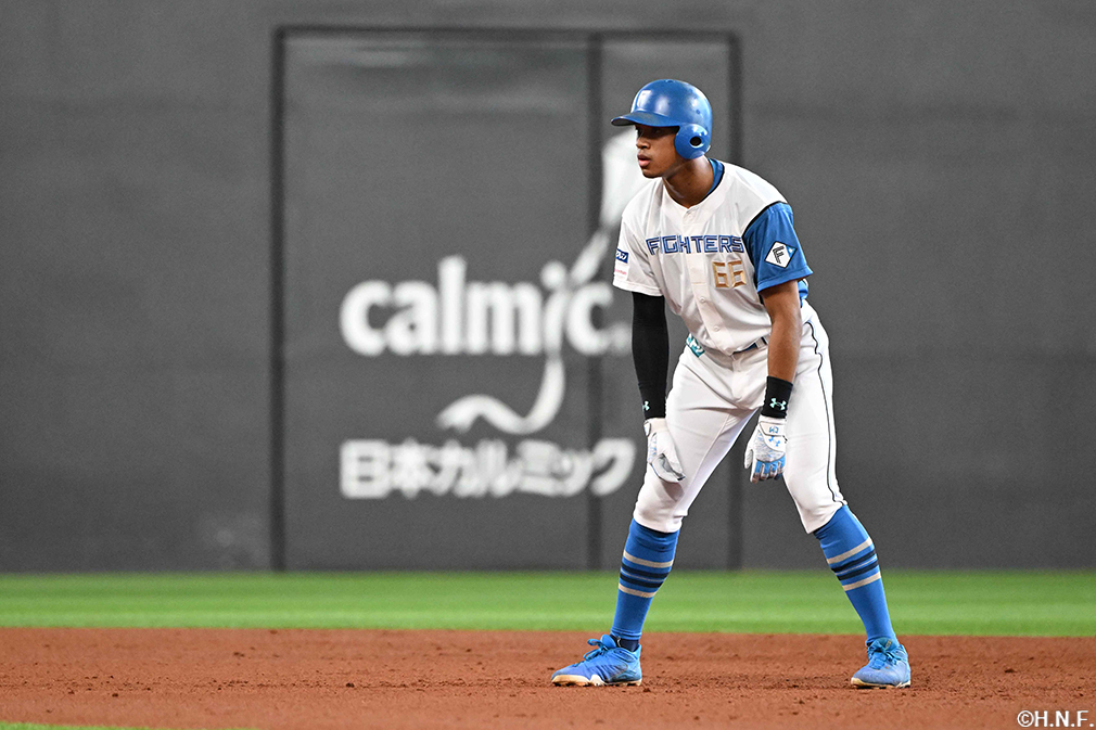 2回裏、センターへ先制適時二塁打を放つ万波選手03