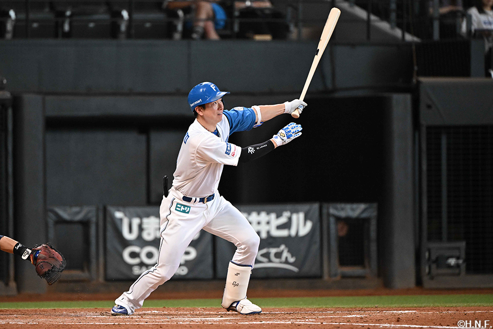 3回裏、センターへの打球を放つ松本剛選手