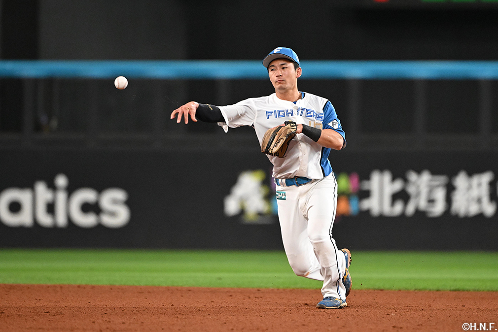 5回表、好守をみせる水野選手