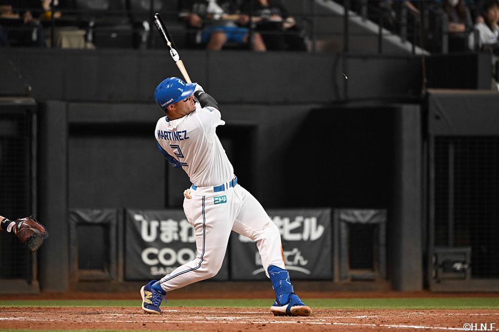 5回裏、レフトへ3ランを放つマルティネス選手01