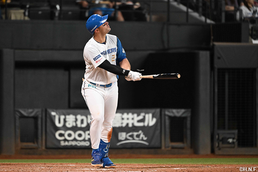 5回裏、レフトへ3ランを放つマルティネス選手02