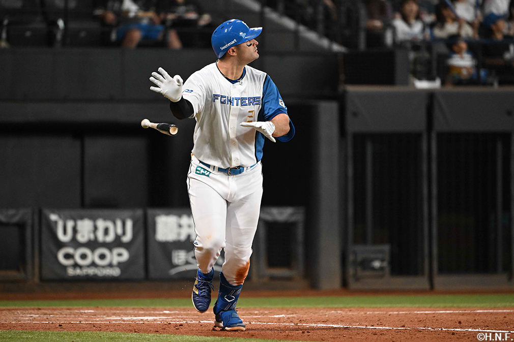 5回裏、レフトへ3ランを放つマルティネス選手03