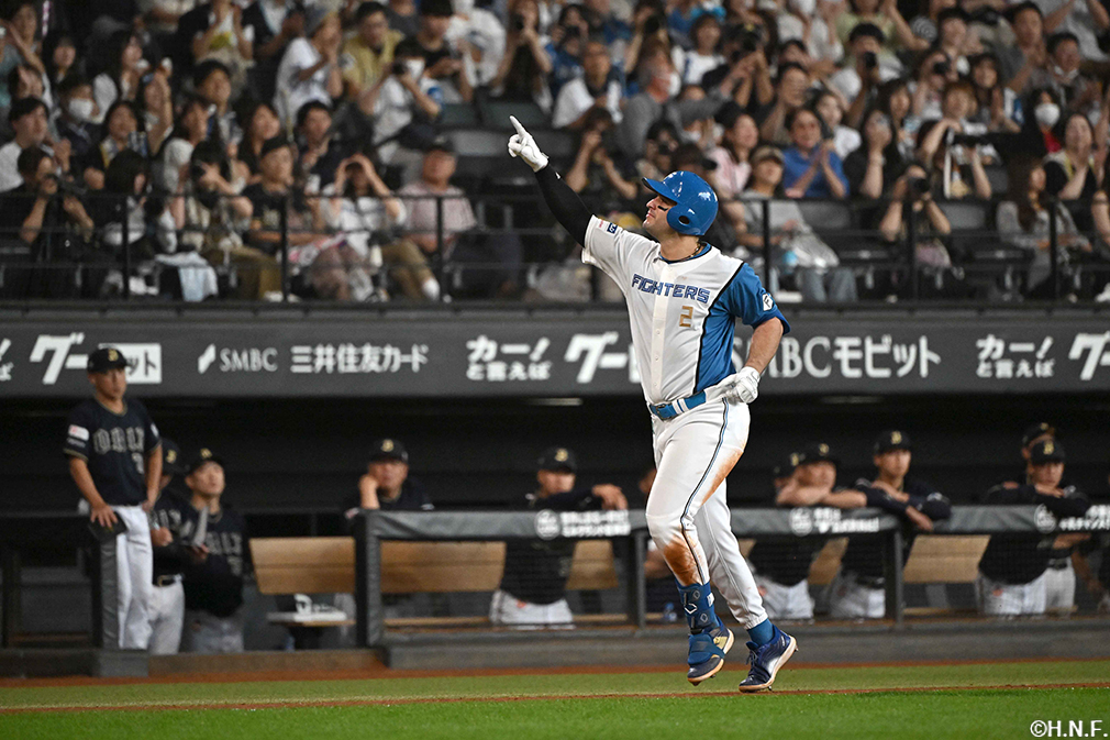 5回裏、レフトへ3ランを放つマルティネス選手04