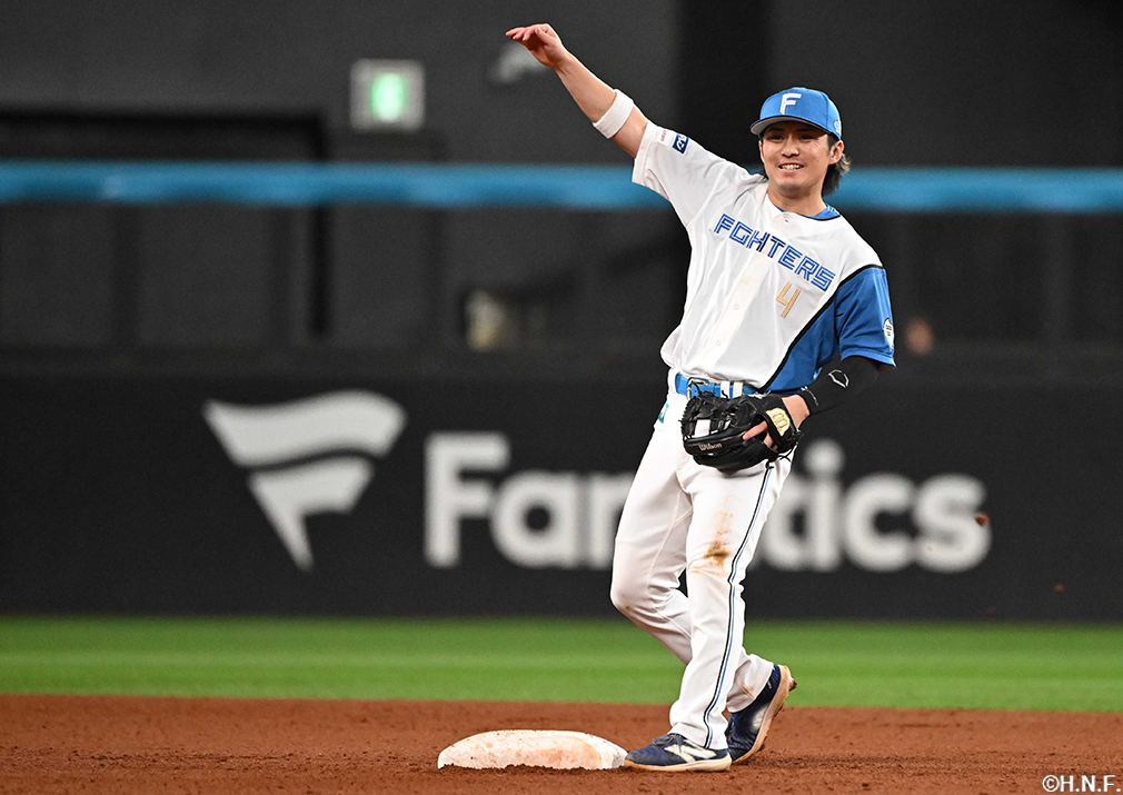 6回表、好守をみせる上川畑選手