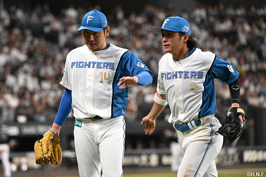 6回表を抑えた加藤貴投手と上川畑選手