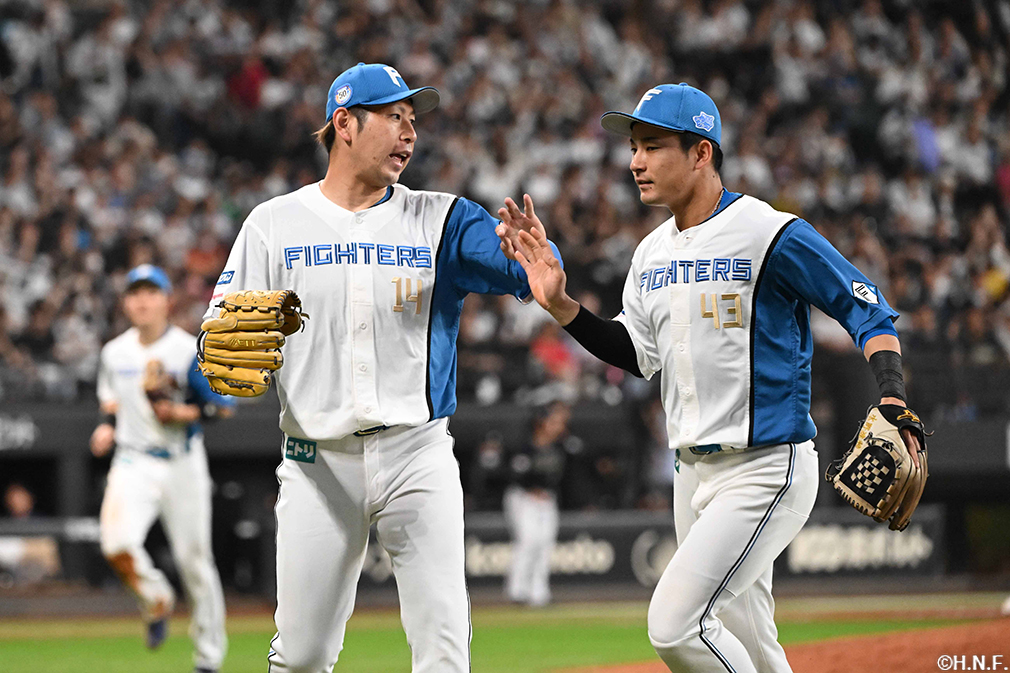 6回表を抑えた加藤貴投手と水野選手