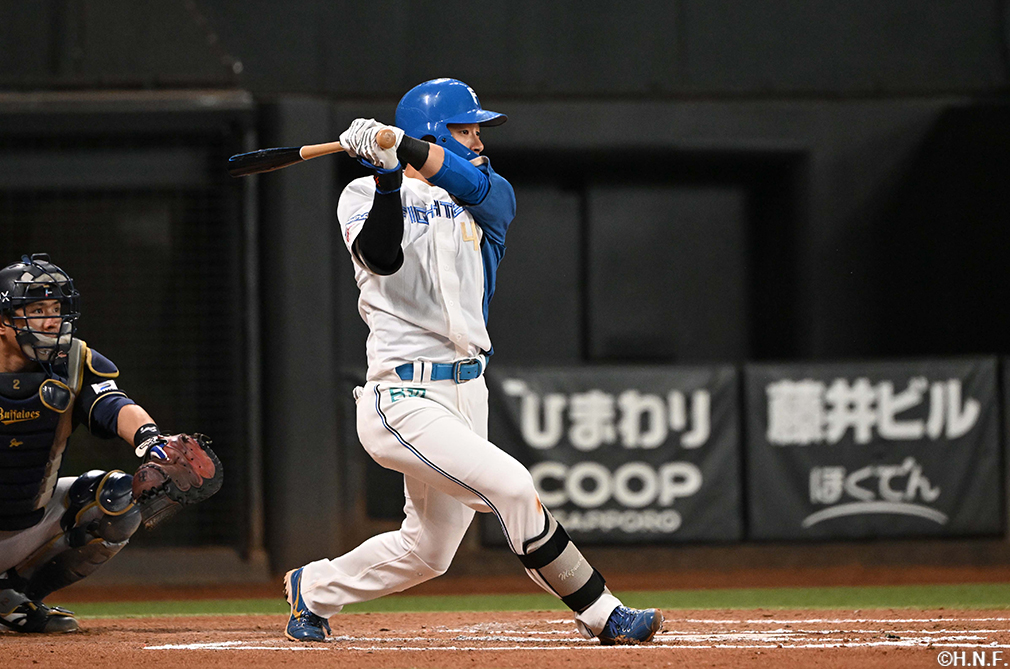 6回裏、ライトへヒットを放つ水野選手