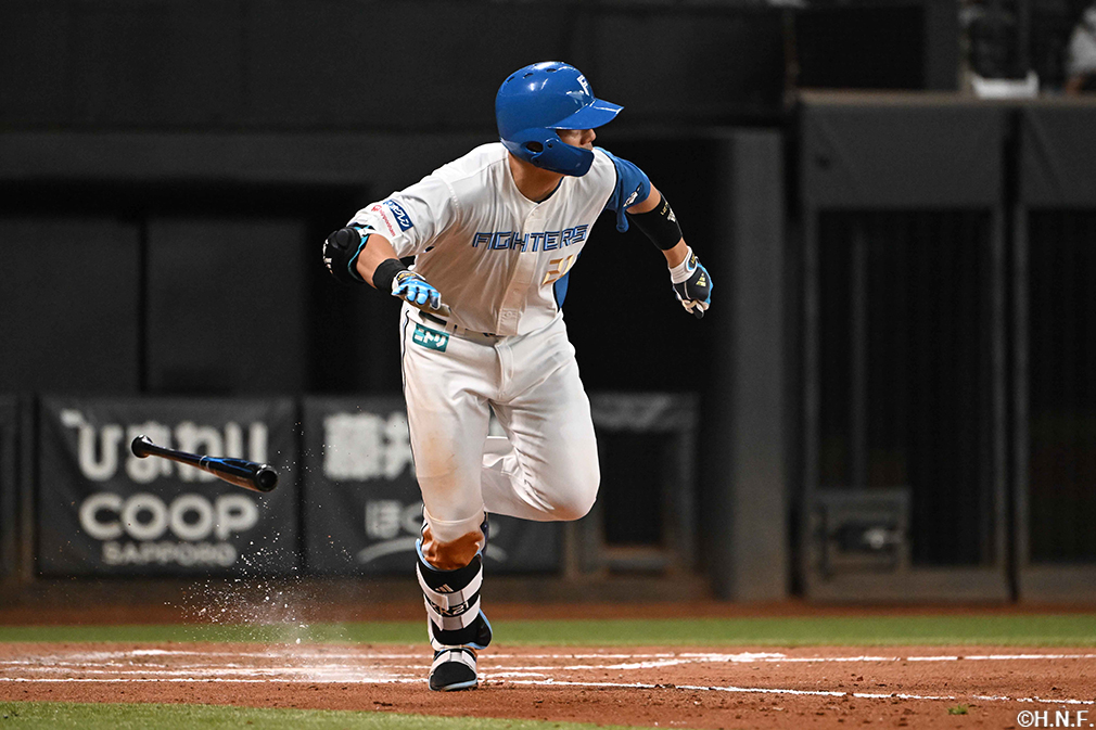 7回裏、センターへヒットを放つ清宮選手01