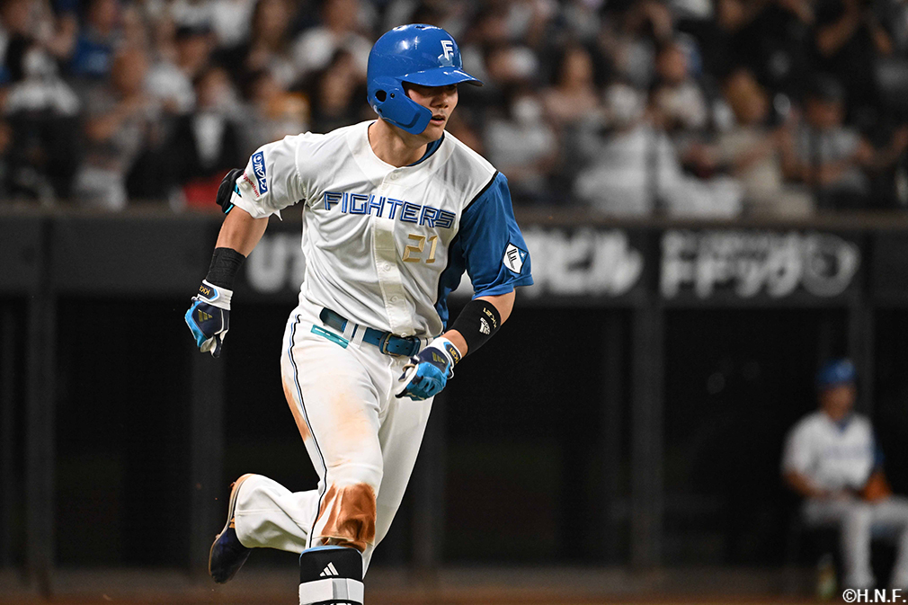 7回裏、センターへヒットを放つ清宮選手02