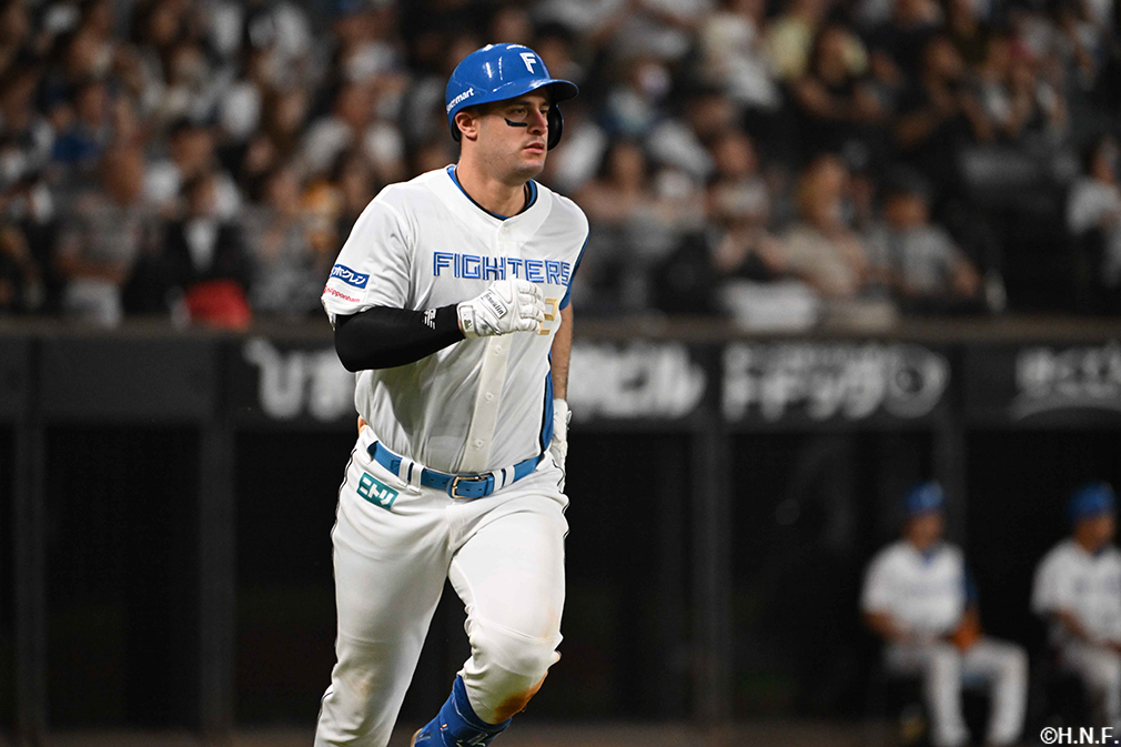 7回裏、レフトへヒットを放つマルティネス選手